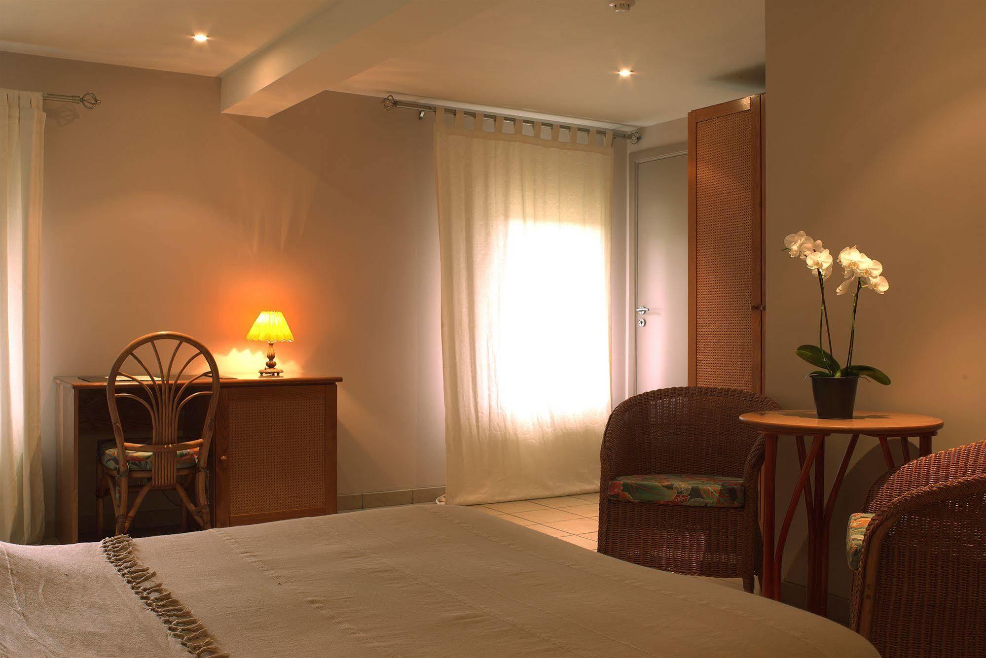 Hotel Le Beau Sejour Nassogne Exterior photo